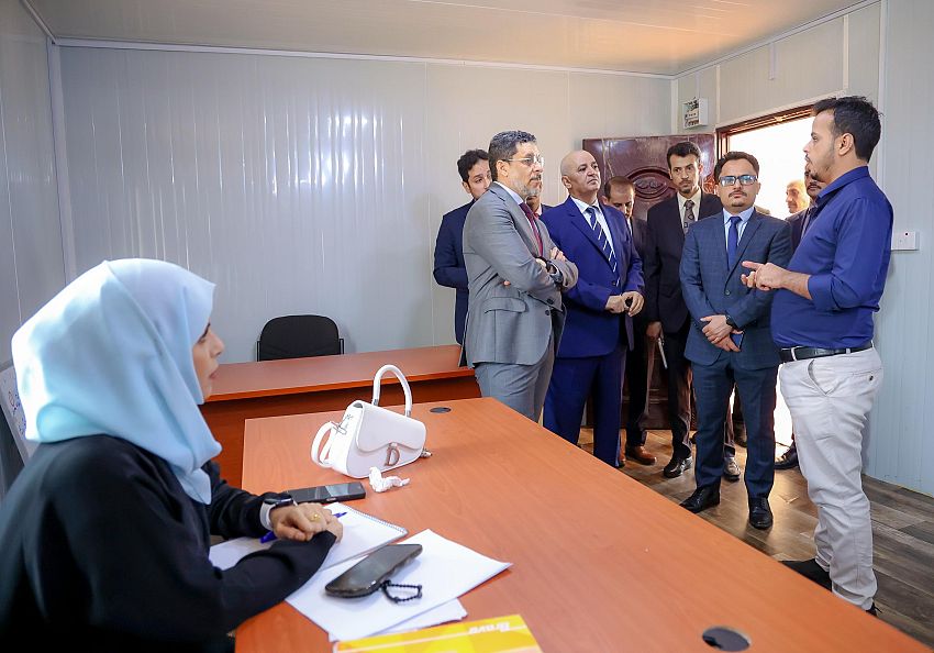 رئيس الوزراء يزور وزارة المياه والبيئة ويشيد بمستوى الالتزام بالدوام