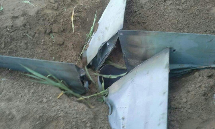 من بعض شظايا الباليستي الحوثي